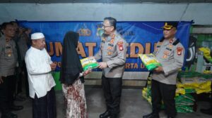 Kapolres Metro Jakarta Utara Salurkan Bantuan Beras dalam Program Jumat Peduli di Sungai Bambu