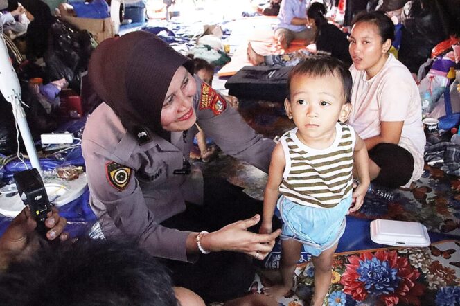 
					Polwan Polres Metro Jakarta Utara Salurkan Bantuan dan Trauma Healing untuk Korban Kebakaran Jiung Kemayoran