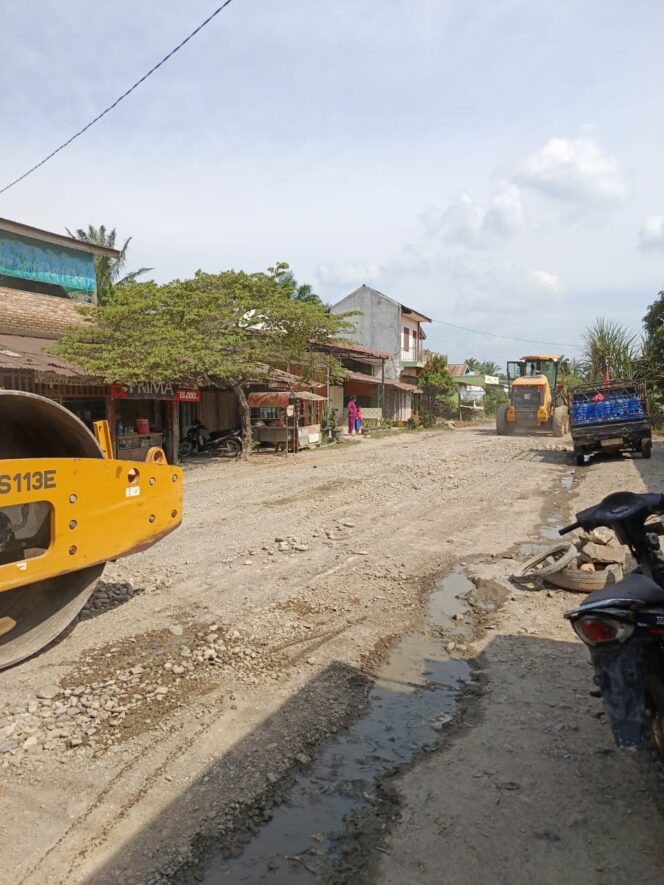 
					Pembangunan Jalan Rabat Beton di Desa Seimambang Hilir II Resmi Dimulai, Warga Apresiasi CSR PT HSJ