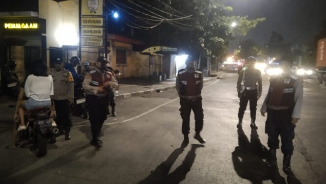 
					JAGA JAKARTA, JAGA LINGKUNGAN: POLSEK METRO PENJARINGAN AMANKAN PELAKU PENCURIAN KABEL DAN TERTIBKAN KENDARAAN TANPA SURAT SAAT KRYD