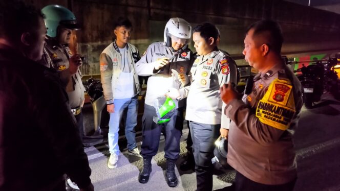 
					RESPON CEPAT POLSEK PADEMANGAN TINDAK LANJUTI LAPORAN WARGA MELALUI CALL CENTER 110, MOTOR DITINGGAL DI FLY OVER KEMAYORAN BERHASIL DIAMANKAN