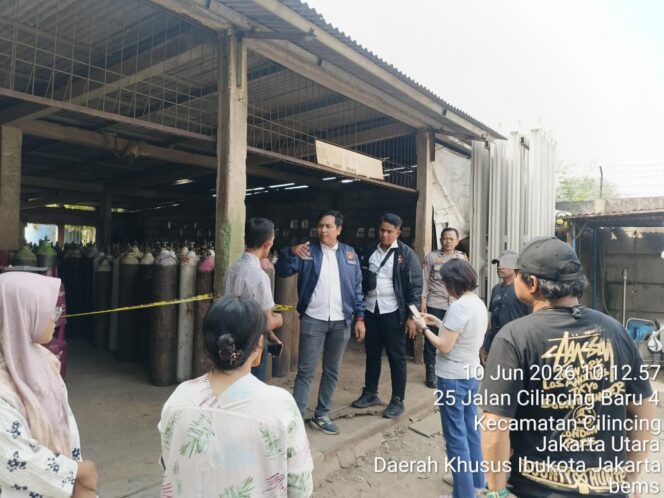 
					Tabung Oksigen Terpental Saat Pengisian, Hantam Rumah dan Warung Warga di Cilincing