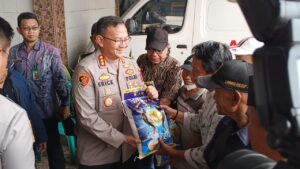 Perkuat Sinergi dan Kedekatan dengan Warga, Kapolres Bagikan Sembako hingga Sambangi TPA Al-Qur’an