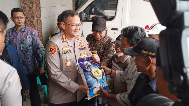 
					Perkuat Sinergi dan Kedekatan dengan Warga, Kapolres Bagikan Sembako hingga Sambangi TPA Al-Qur’an