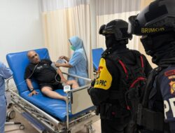 Patroli Brimob Metro Jaya di Jakarta Utara Bantu Warga Sakit ke Rumah Sakit