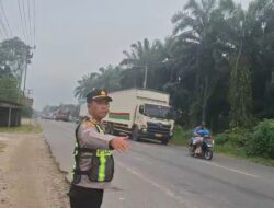Respon Cepat Laporan Call Center 110, Kapolsek Torgamba Turun Langsung Atasi Kemacetan Akibat Antrean BBM di Asam Jawa