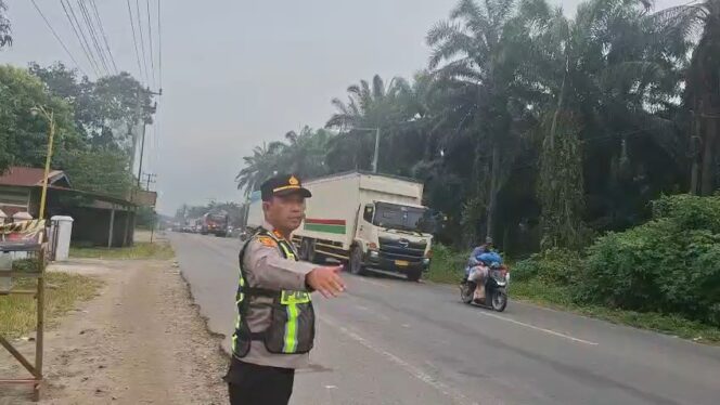 
					Respon Cepat Laporan Call Center 110, Kapolsek Torgamba Turun Langsung Atasi Kemacetan Akibat Antrean BBM di Asam Jawa