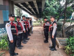 Polsek Metro Penjaringan Perkuat Kesiapsiagaan Personel Melalui Apel Penyekatan di Sejumlah Titik Strategis