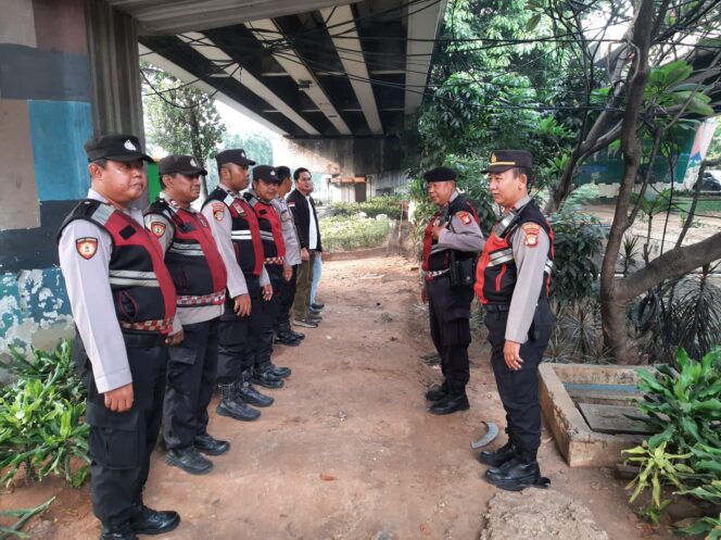 
					Polsek Metro Penjaringan Perkuat Kesiapsiagaan Personel Melalui Apel Penyekatan di Sejumlah Titik Strategis