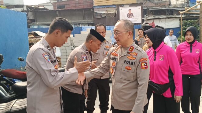 
					Sambut HUT Polri Ke-80, Mabes Polri Gelar Tali Asih dan Resmikan Sumur serta Fasilitas MCK di Kapuk Muara