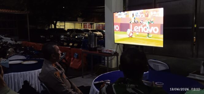 
					Polsek Koja Gelar Nonton Bareng Piala Dunia 2026, Pererat Kebersamaan Polisi, TNI, dan Warga