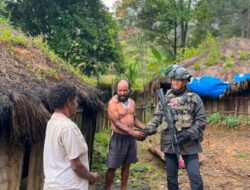 Menyapa dari Jantung Papua, Patroli Humanis Satgas Damai Cartenz Perkuat Kedekatan dengan Warga Ilaga