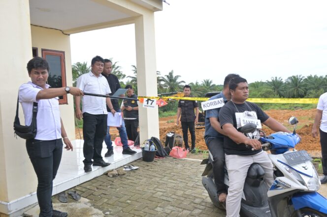 
					Satreskrim Polres Labusel Gelar Rekonstruksi Kasus Tewasnya Wanri Tambak di Hutagodang, Tersangka Peragakan 17 Adegan
