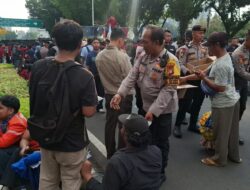Polisi Bagikan Roti dan Air Mineral untuk Massa Aksi Mahasiswa BEM UBK di Silang Selatan