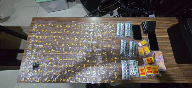 
					Polres Metro Bekasi Sita 1.232 Butir Obat Daftar G di Cibarusah Bekasi
