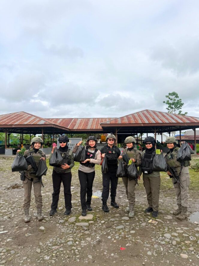 
					Di Balik Ramainya Pasar Keyabi Nduga, Senyum Mama Papua dan Polwan Damai Cartenz Rajut Rasa Aman dan Nyaman