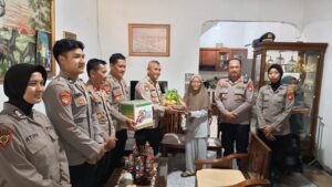 Sambut Hari Bhayangkara ke-80, Polres Metro Jakarta Utara Gelar Anjangsana ke Warakawuri di Cilincing