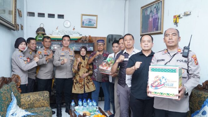 
					Wakapolres Metro Jakarta Utara Pimpin Anjangsana ke Purnawirawan dan Warakawuri Sambut Hari Bhayangkara ke-80