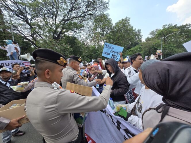 
					Polda Metro Jaya Pastikan Aksi Unjuk Rasa di Silang Selatan Monas Berjalan Terkendali