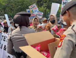 Polwan Negosiator PMJ Hadir Humanis Layani Peserta Aksi di Silang Monas Selatan