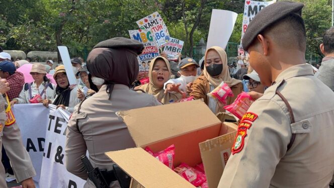 
					Polwan Negosiator PMJ Hadir Humanis Layani Peserta Aksi di Silang Monas Selatan