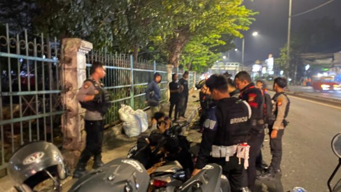 
					Brimob Batalyon B Pelopor Bubarkan Tawuran di Kramat Jati, 4 Remaja dan Dua Celurit Diamankan