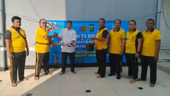 
					Sambut HUT Bhayangkara ke-80, Personel Polsek Metro Penjaringan Gelar Bakti Sosial Religi Serentak di Tiga Tempat Ibadah