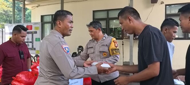 
					Polsek Kelapa Gading Tebar Kepedulian, 150 Nasi Kotak Dibagikan kepada Ojol dan Sabuk Kamtibmas