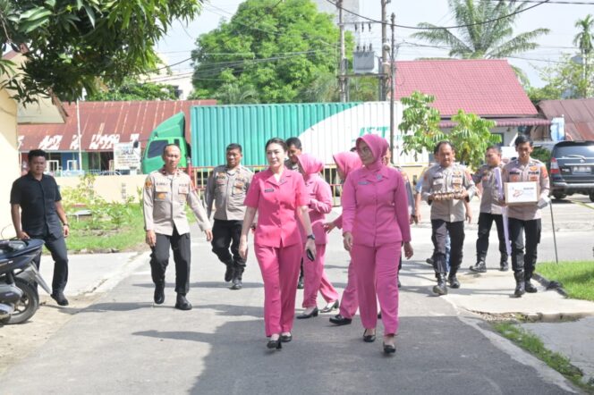 
					Wujud Kepedulian Institusi, Polres Labusel Anjangsana Personel Sambut HUT Bhayangkara Ke 80 Tahun 2026