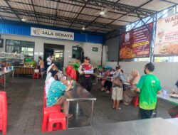 Jumat Peduli Polsek Metro Penjaringan, Berbagi Makanan Gratis Sekaligus Pererat Kedekatan dengan Masyarakat