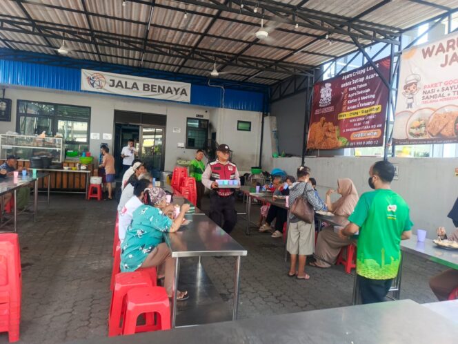 
					Jumat Peduli Polsek Metro Penjaringan, Berbagi Makanan Gratis Sekaligus Pererat Kedekatan dengan Masyarakat