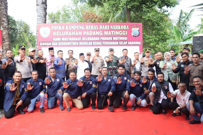 
					Polres Labuhanbatu Gelar Sosialisasi dan Bansos di Posko Kampung Bebas dari Narkoba, Perkuat Kesadaran Masyarakat Perangi Narkoba