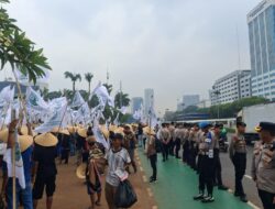 Polda Metro Jaya Kedepankan Pelayanan Humanis Saat Kawal Aksi KNARA di DPR Dengan Spanduk Simpatik