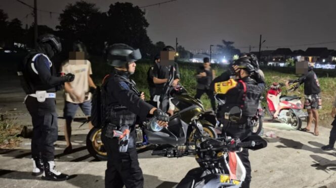 
					Brimob Batalyon B Pelopor Amankan 11 Remaja dan Lima Motor Saat Patroli Duren Sawit