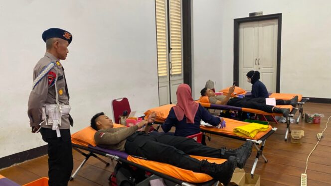 
					Brimob Polda Metro Jaya Gelar Donor Darah HUT Bhayangkara ke-80, Libatkan 100 Personel