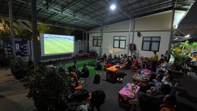 
					Kapolres Metro Jakarta Utara Nobar Piala Dunia 2026 Bersama Warga di Kelapa Gading, Pererat Sinergi Jaga Kamtibmas