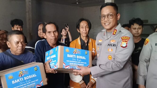 
					POLRI HADIR DI TENGAH DUKA, KAPOLRES METRO JAKARTA UTARA SALURKAN BANTUAN UNTUK KORBAN KEBAKARAN DI PENJARINGAN