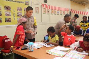 Melalui Honai Belajar, Ops Damai Cartenz Kenalkan Dunia dan Tata Surya kepada Anak-anak di Tembagapura, Timika, Papua Tengah