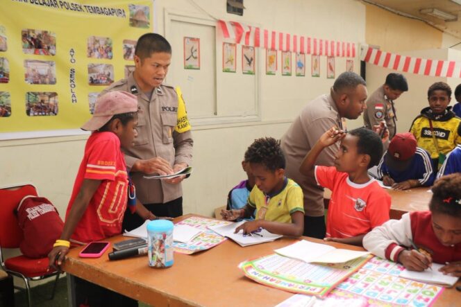 
					Melalui Honai Belajar, Ops Damai Cartenz Kenalkan Dunia dan Tata Surya kepada Anak-anak di Tembagapura, Timika, Papua Tengah
