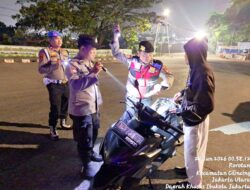 Polisi Bersama Satpol PP Intensifkan Patroli Malam, Antisipasi Tawuran dan Kejahatan Jalanan di Cilincing