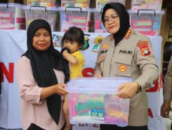 Polwan Polda Metro Jaya Hadir Bantu Warga Bojongsari Lewat Air Bersih dan Sembako