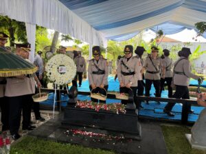 Polwan Polda Metro Jaya Ziarah dan Tabur Bunga di TPBU Giri Tama Bogor