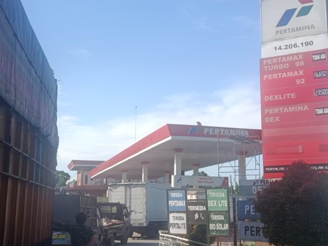 
					Antrean Solar Mengular di Jalinsum Sergai–Tebing Tinggi, Puluhan Truk Padati Sejumlah SPBU