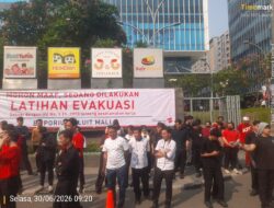 JAGA JAKARTA – JAGA LINGKUNGAN: POLSEK METRO PENJARINGAN KAWAL SIMULASI EVAKUASI KEBAKARAN DI MALL EMPORIUM