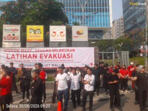 JAGA JAKARTA – JAGA LINGKUNGAN: POLSEK METRO PENJARINGAN KAWAL SIMULASI EVAKUASI KEBAKARAN DI MALL EMPORIUM