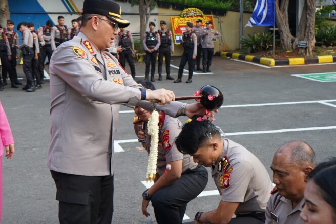 
					Jelang Hari Bhayangkara ke-80, Polres Metro Jakarta Utara Gelar Upacara Kenaikan Pangkat Personel