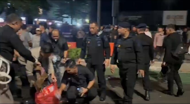 
					Usai Kawal Aksi Penyampaian Pendapat, Wakapolda Metro Jaya Pimpin Personel Bersihkan Kawasan Thamrin