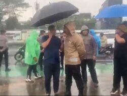 Hujan Tidak Jadi Penghalang, Polri Tetap Hadir Mengawal Aspirasi Masyarakat