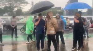 Hujan Tidak Jadi Penghalang, Polri Tetap Hadir Mengawal Aspirasi Masyarakat
