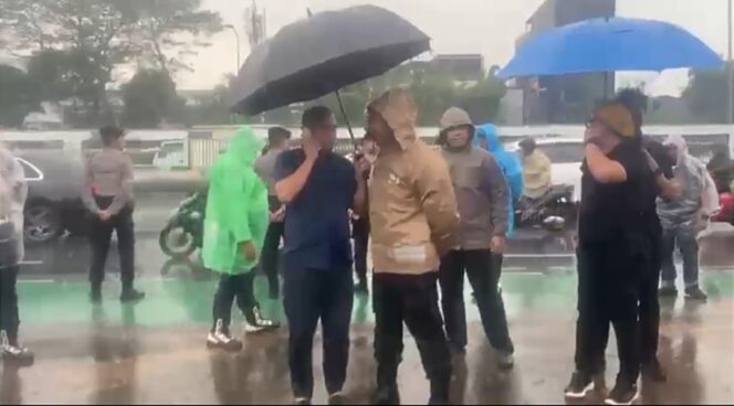 
					Hujan Tidak Jadi Penghalang, Polri Tetap Hadir Mengawal Aspirasi Masyarakat